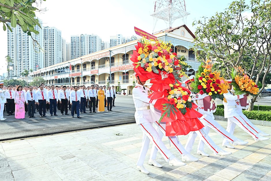 23-08-2025-doan-dai-bieu-du-dai-hoi-dang-bo-ubnd-tphcm-dang-hoa-chu-tich-ho-chi-minh-E6AC0BE6-details